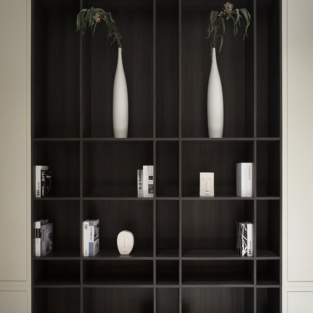 Color-blocked decorative cabinet